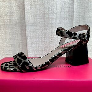 Betsey Johnson Glitter Leop Print Kitten Heels